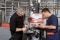 Zwei Fachpartner reparieren eine Heizung