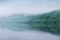 Wasserdampf steigt über einem See auf