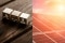Bildcollage: links Holzwürfel mit aufgedruckten Gesetzessymbolen, rechts Dach mit Solarpaneelen im Sonnenlicht