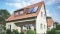 Das Bild zeigt Viessmann Vitosol 200-FM Kollektoren auf dem Dach eines Einfamilienhauses als Symbol für die Kosten einer Solaranlage. 