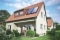 Das Bild zeigt Viessmann Vitosol 200-FM Kollektoren auf dem Dach eines Einfamilienhauses als Symbol für die Kosten einer Solaranlage. 