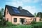 Das Bild zeigt ein Einfamilienhaus mit Vitosol Kollektoren als Symbol für die Beratung zu Solarthermieanlagen