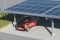 Rotes Viessmann Elektro-Auto lädt an der Photovoltaik-Tankstelle am Werk Allendorf
