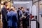 Das Bild zeigt Viessmann Climate Solutions Personal, das Besuchende am Stand über Produkte infomiert.