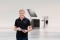 Das Bild zeigt einen Viessmann System Profi vor einer Viessmann Systemlösung aus Wärempumpe, SV und Speicher