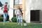 Das Bild zeigt einen Mann, eine Frau und ein Kind Fußball spielend im Garten, neben einer Wärmepumpe an einer Hauswand.