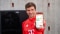 Das Bild zeigt Thomas Müller mit Smartphone in der Hand als Symbol für maximale Effizienz der Viessmann Wärmepumpen