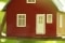 Das Bild zeigt ein Modellhaus auf dem Ast eines Baumes als Zeichen für Energieautarkie