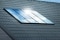 Das Bild zeigt Solar-Kollektoren auf einem Dach als Symbol für die Solarthermie-Wartung