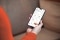 Das Bild zeigt eine Hand mit Smarpthone und geöffneter ViCare App