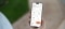 Das Bild zeigt eine Hand mit Smartphone und geöffneter ViCare App auf dem Bildschirm 