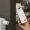 Das Bild zeigt ein ViCare Thermostat am Heizkörper und die geöffnete ViCare App auf einem Smartphone