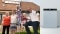 Das Bild zeigt Familie Schön, die sich für einen Viessmann Pelletkessel mit Anbindung einer Solaranlage entschieden haben.