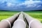 Pipeline die sich bis zum Horizont erstreckt.