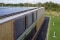 Gebäude mit Solarpanelen auf dem Flachdach und der Fassade