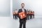Viessmann Fachpartner halten Symboltafeln in der Hand